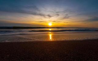 spectaculaire plage le coucher du soleil voir. magnifique paysage marin photo