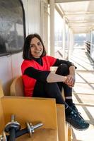 mignonne Jeune femme prise une Pause de des exercices avec haltères sur une bateau photo