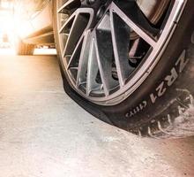 voiture roues avec plat pneus attendre à être réparé, vérifié photo