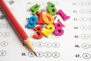 nombre de mathématiques et crayon sur la feuille de réponses, étude de l'éducation apprentissage mathématique concept d'enseignement. photo