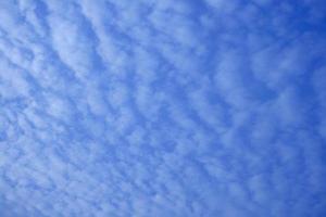 nuages légers dans un ciel bleu photo