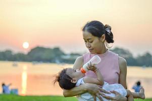 Portrait de mère et fille dans un parc d'été au coucher du soleil photo