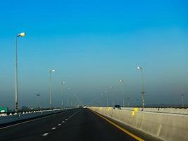autoroute avec un ciel bleu photo