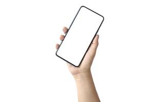 Main tenant un smartphone à écran blanc isolé sur fond blanc avec le chemin de détourage