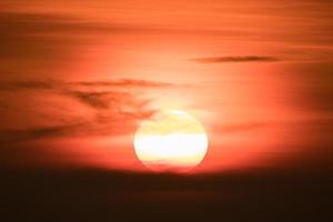 coucher de soleil orange et nuages photo