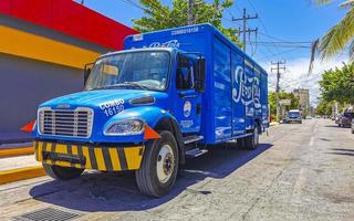 playa del carmen quintana roo mexique 2021 divers camions mexicains transporteurs camionnettes voitures de livraison au mexique. photo