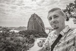 voyageur touristique pose au mont du pain de sucre rio de janeiro brésil. photo