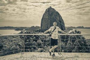 voyageur touristique pose au mont du pain de sucre rio de janeiro brésil. photo
