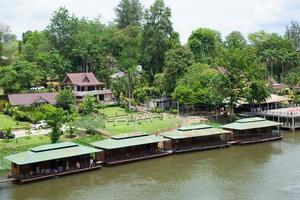 station balnéaire au bord de la rivière en thaïlande photo