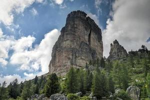 panoramique paysage de le cinque torri dans le dolomie montagnes de Italie. photo