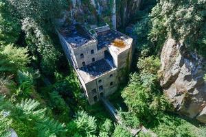 vallée de le moulins ruines dans le milieu de Sorrente, Italie photo