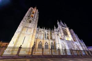 principale gothique façade de leon cathédrale dans le soir, Espagne photo