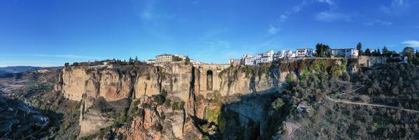 rocheux paysage de ronda ville avec puente nuevo pont et bâtiments, andalousie, Espagne photo