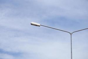 lampadaire sous le ciel bleu photo