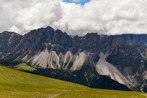 paysage de le dolomites et une vue de le après geisler montagnes dans Italie. photo