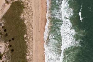 vagues s'écraser le long de amagansett plage dans longue île, Nouveau York. photo