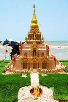 la pagode de sable du château et le naga ont été soigneusement construits et joliment décorés lors du festival de songkran photo