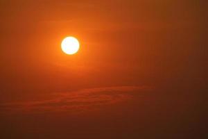 lever du soleil retour plus de rouge ciel avec clair Orange nuage dans le Matin photo