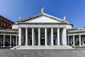 vue de Basilique réel pontificia san Francesco da paola église sur piazza del plébiscite, principale carré de le ville, et pierre Lion sculptures dans Naples, Italie. photo