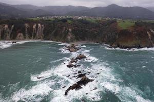 gueirua plage, situé dans asturies, Espagne sur une nuageux journée. photo