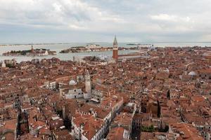 aérien vue de le vieux vénitien toits dans Venise, Italie. photo