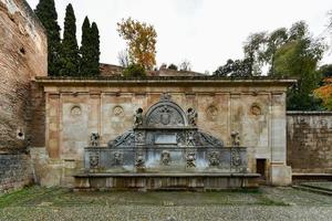 pilier de carlos v, Fontaine par le alhambra dans Grenade, Espagne. photo