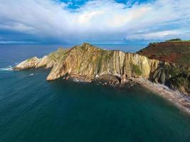 silence plage, argent-sablonneux crique soutenu par une Naturel Roche amphithéâtre dans asturies, Espagne. photo