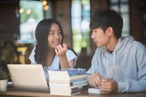 Groupe d'amis étudiants heureux dans un café photo