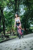 jeune femme, faire, vélo, dans parc