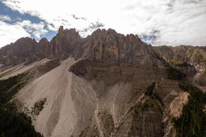 couleurs de le dolomites dans le funes vue de le vallée dans du sud Tyrol, Italie. vert herbe, montagnes et bleu ciel. été. photo