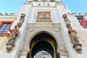 large angle vue de portail el perdon ou le porte de le pardon de le séville cathédrale photo