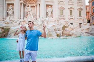 père et fille dans Trevi Fontaine, Rome, Italie photo