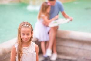 père et filles dans Trevi Fontaine, Rome, Italie photo