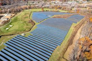 solaire panneau champ dans Nouveau Jersey en utilisant photovoltaïque, un m alternative électricité la source - concept de durable pouvoir. photo