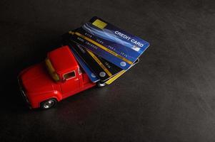 Cartes de crédit sur un petit modèle de camionnette rouge photo