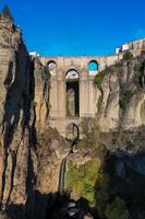 rocheux paysage de ronda ville avec puente nuevo pont et bâtiments, andalousie, Espagne photo