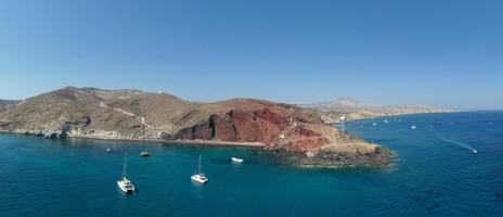 le célèbre rouge plage dans Santorin, Grèce avec une bleu ciel. photo