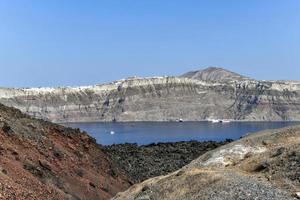 vue de le île de non kaméni le volcan dans le caldeira de Santorin, cyclades îles, Grèce, L'Europe  photo