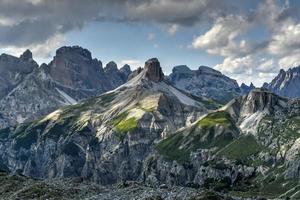 magnifique ensoleillé journée dans dolomites montagnes. vue sur tre cime di lavaredo - Trois célèbre Montagne pics cette ressembler cheminées. photo