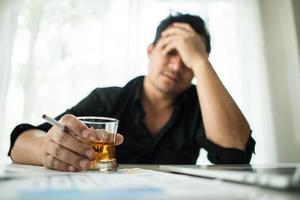 jeune homme d'affaires frustré au bureau photo