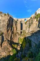 rocheux paysage de ronda ville avec puente nuevo pont et bâtiments, andalousie, Espagne photo