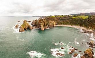 silence plage, argent-sablonneux crique soutenu par une Naturel Roche amphithéâtre dans asturies, Espagne. photo