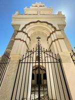 orthodoxe église avec ses à plusieurs niveaux cloche la tour façade dans emporio, Santorin, Grèce. photo