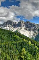 paysage de le dolomites et une vue de le après geisler montagnes dans Italie. photo