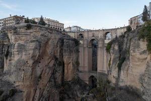 rocheux paysage de ronda ville avec puente nuevo pont et bâtiments, andalousie, Espagne photo