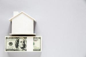 Vue de dessus du billet de banque en dollars avec maison en bois photo