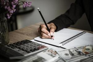 homme d'affaires, calcul de la croissance financière et des investissements photo