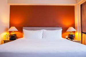 chambre d'hôtel avec mur orange photo