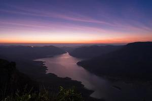 lever de soleil coloré au-dessus d'une rivière photo