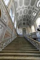 Naples, Italie - août 17, 2021, le grandiose escalier de le Royal palais de Naples dans Italie. photo